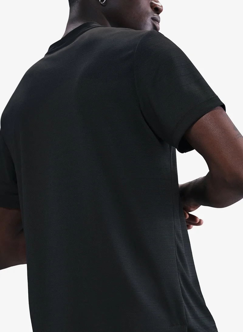 Nike BLACK Nsw Club Sports Run T-Shirt for Men | Best Price UAE